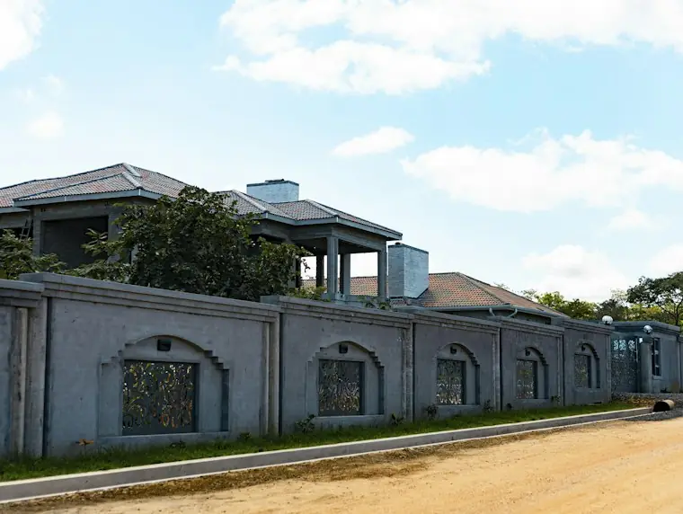 Duvar Üstü Korkuluk Modelleri — Bahçe duvarı üzerinde dekoratif demir korkuluk